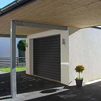 Автоматические гаражные ворота Алютех Trend с пружинами растяжения, S-гофр, структура под дерево, цвет панели Серый антрацит, 2500×2250 мм